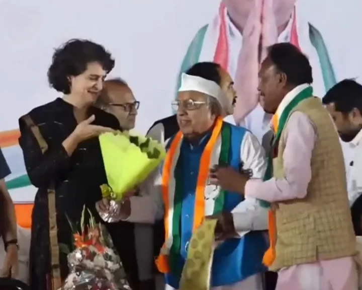 Congress leader presented an empty bouquet to Priyanka Gandhi
