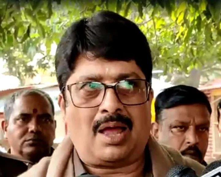 Bahubali MLA Raja Bhaiya withdraws case against SP leader