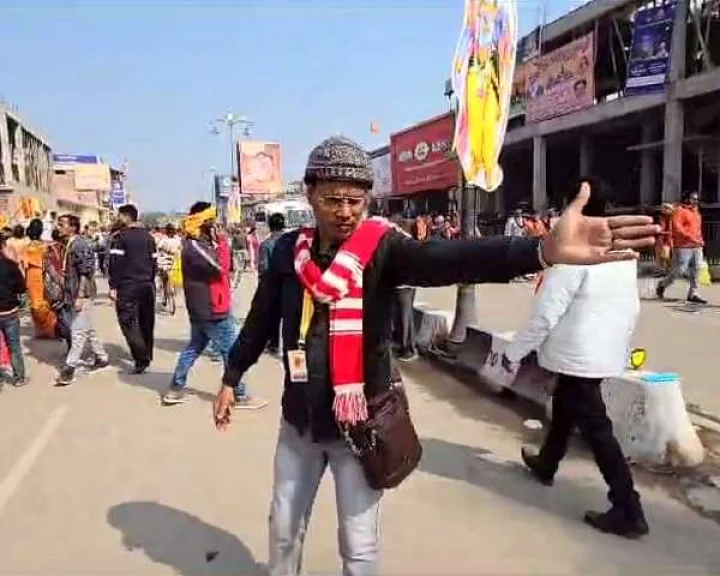 Ayodhya Ram Mandir: महाराष्ट्र के जलगांव से आया 40 सदस्यीय दल अयोध्या में अनूठी मुहिम चला रहा है। यह दल प्रशासनिक कार्यों में तो सहयोग कर ही रहा है साथ ही लोगों को राम नाम की महिमा बता रहा है। रामद्वारे का यह दल लोगों से शराब, बीड़ी, सिगरेट, तंबाकू,