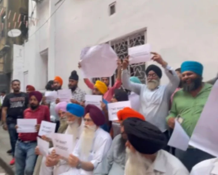 Sikh community demonstrated outside BJP office in Kolkata