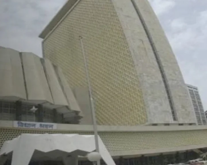 There was a heated argument between Shiv Sena MLA and Minister in Maharashtra