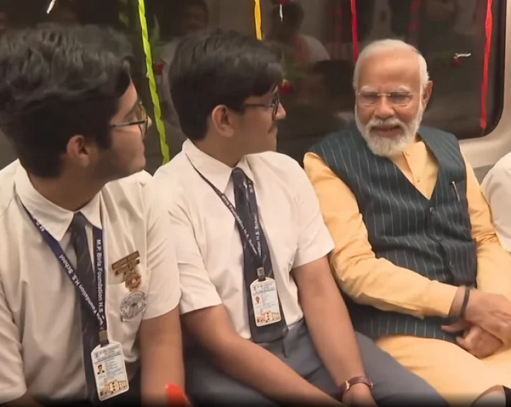 modi in under water metro
