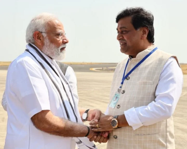 pm modi with ashok chavan