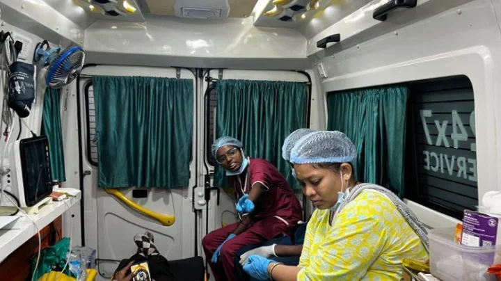 मुंबई मध्ये भलीमोठी होर्डिंग लोकांवर कोसळली, 70 जखमी तर 14 जणांचा मृत्यू व्हिडीओ आला समोर