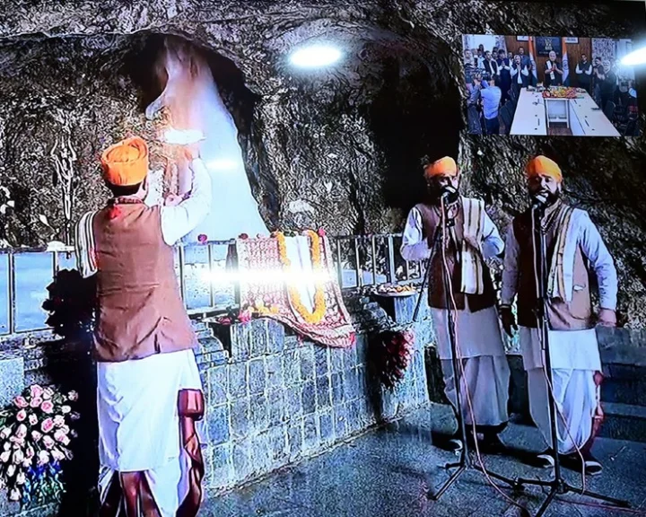The first worship of Amarnath Yatra was done in the cave