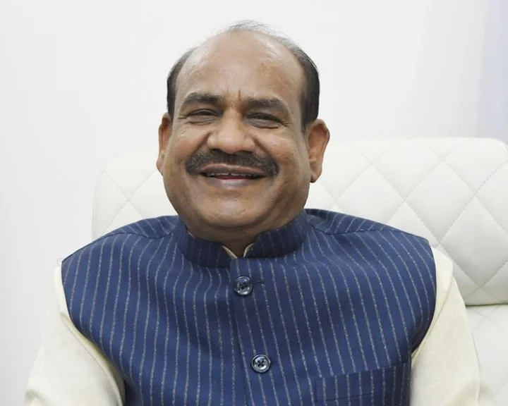 -स्पीकर चुनाव में ओम बिरला की जीत लगभग तय नजर आ रही है। -NDA के पक्ष में 293 और INDIA के पक्ष में 234 सांसद। अन्य 19 सांसद स्पीकर चुनाव में किसके साथ इस पर भी सभी की नजर।