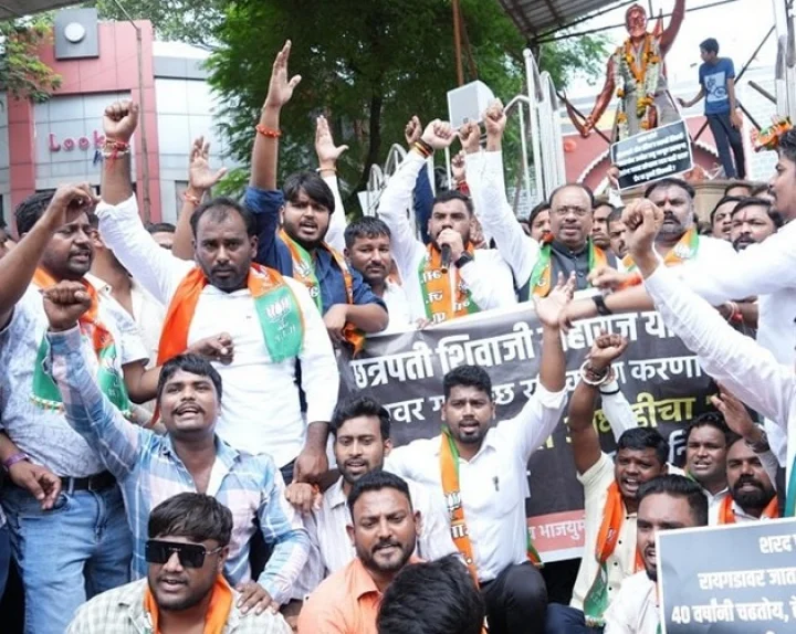 BJP protests against opposition over demolition of Shivaji statue