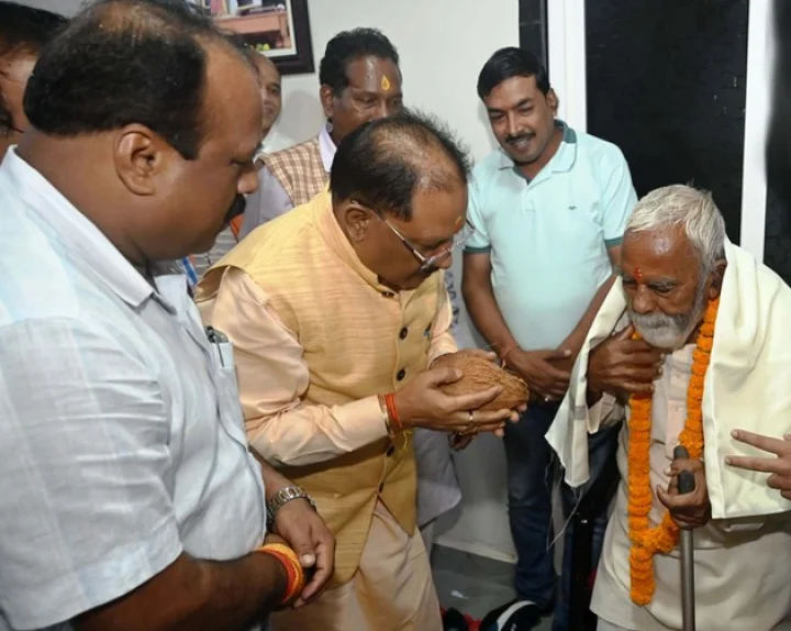 Chief Minister Vishnudev Sai met his school teacher