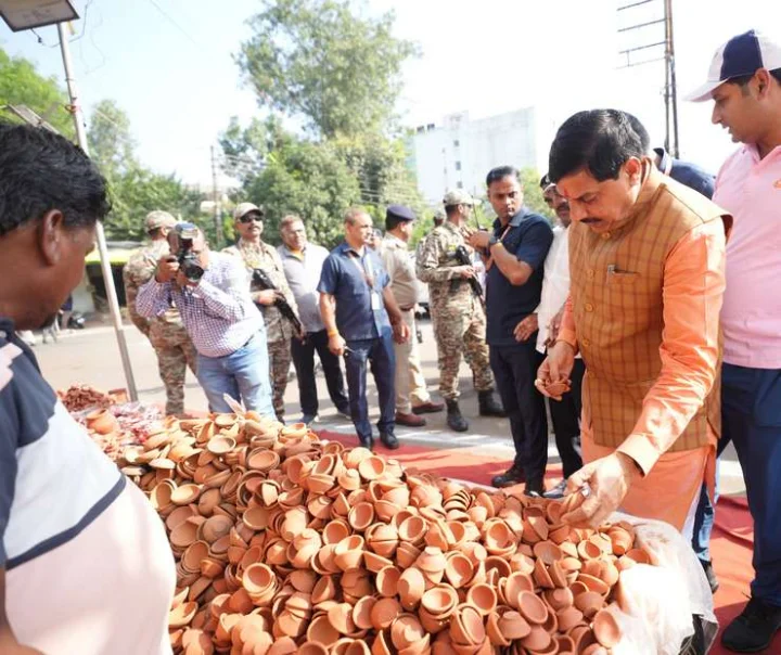 Chief Minister Dr. Mohan Yadav bought earthen lamps