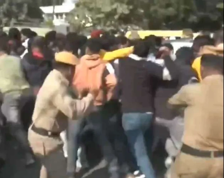 police lathicharge