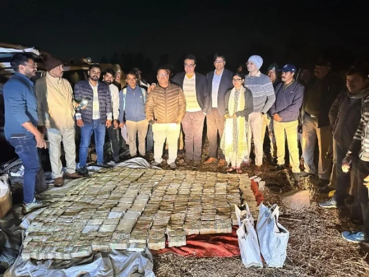 52 kg gold and Rs 10 crore recovered from car in Mendora forest of Bhopal