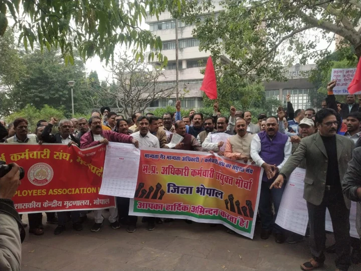 Employees protest in Bhopal