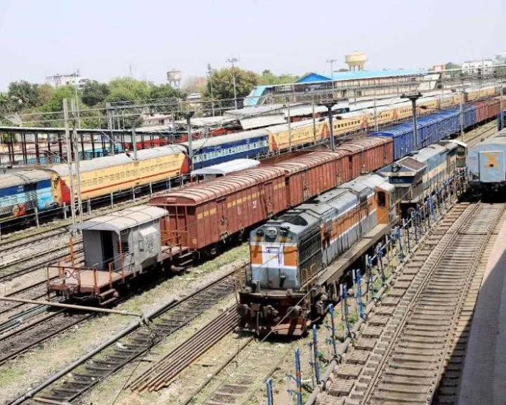 मालगाडी रुळावरून घसरली