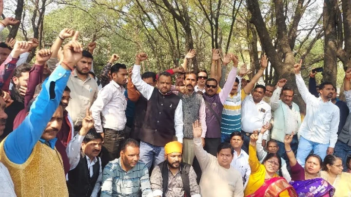 Dharna of private school operators outside BJP office in Bhopal