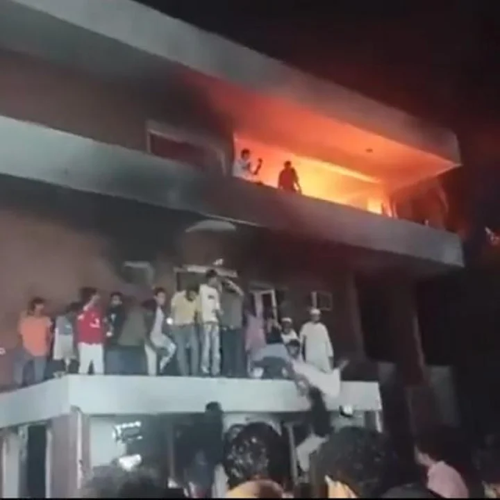 બાંગ્લાદેશમાં પ્રદર્શનકારીઓએ શેખ હસીનાના પિતા શેખ મુજીબના ઘરને સળગાવ્યું