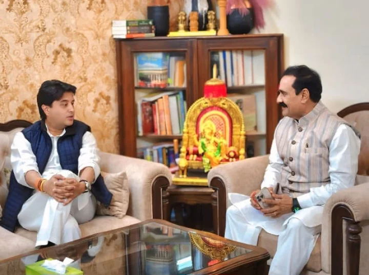 What is the political significance of the meeting between Jyotiraditya Scindia and Narottam Mishra