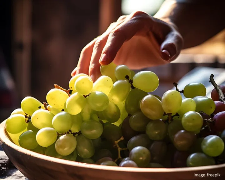 What are the side effects of eating grapes