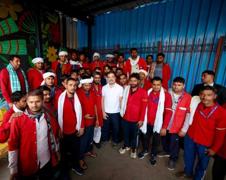 rahul gandhi with porters