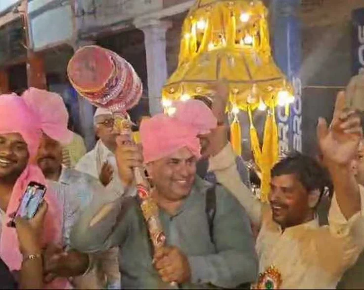 Unique procession of wooden hammer in Prayagraj