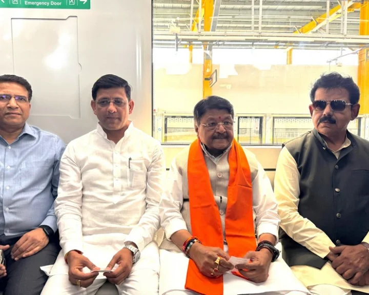 Kailash Vijayvargiya traveled in the metro train