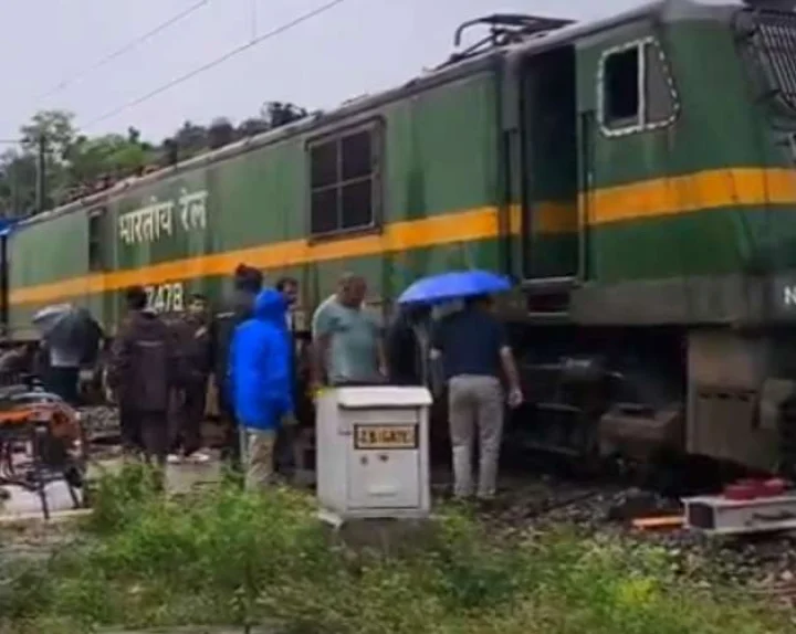 कठुआ में भारी बारिश, पटरी से उतरी मालगाड़ी
