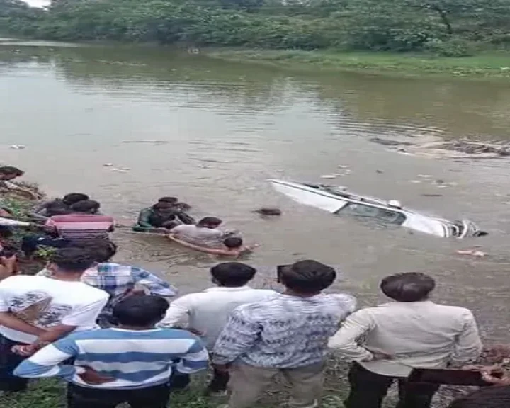 Car fell in Kalisindh river