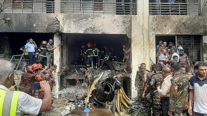 बांगलादेशात शाळेच्या गच्चीवर कोसळलं विमान