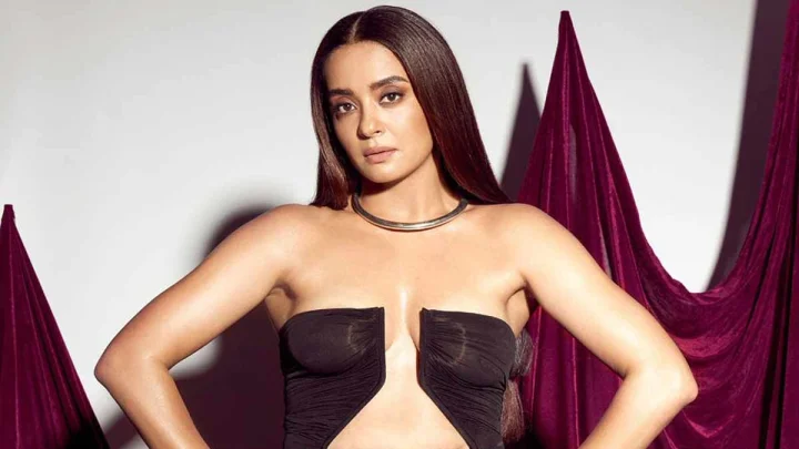 Surveen Chawla hot photo