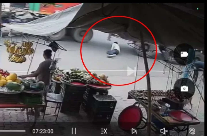 A young man died by lying under a dumper