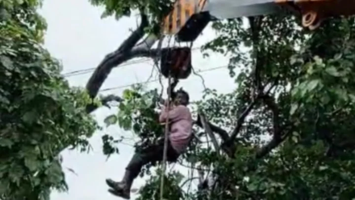 Electricity worker died due to breaking of crane hook in Uttar Pradesh