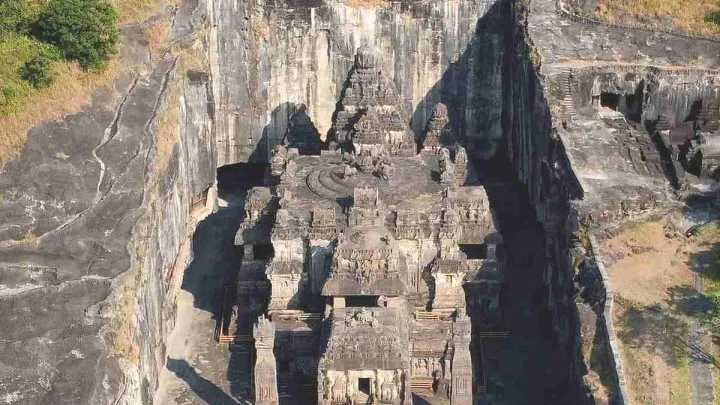 एलोरा गुफा में पानी का रिसाव, 9वीं शताब्दी के भित्तिचित्रों को खतरा