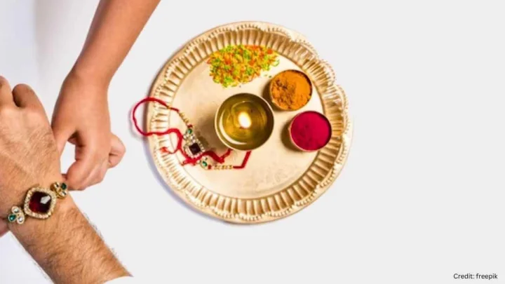 राखी बांधण्याची योग्य पद्धत, मंत्र आणि योग्य दिशा कोणती?