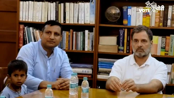 'मृत' लोगों के साथ राहुल गांधी की चायपार्टी, चुनाव आयोग को कहा धन्यवाद