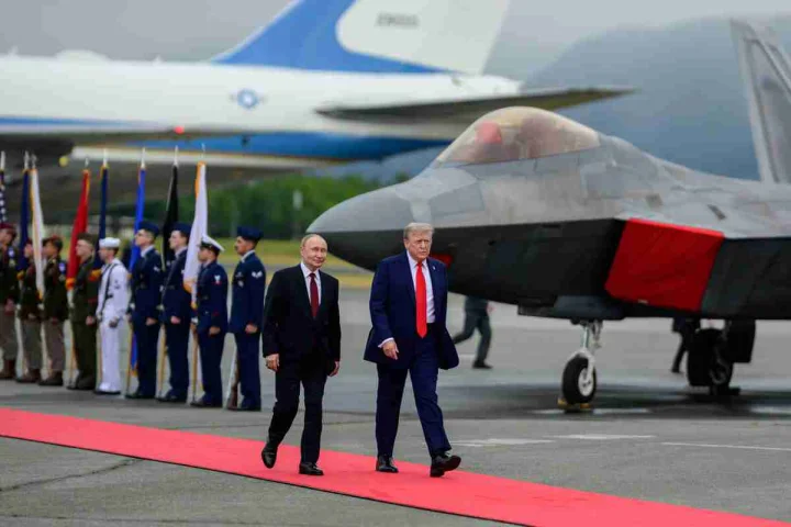 trump putin on red carpet