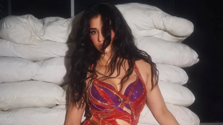 शॉर्ट ड्रेस पहन पूल में उतरीं दिशा पाटनी, सिजलिंग अदाओं से इंटरनेट पर लगाई आग