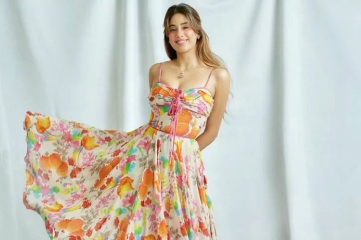 फ्लोरल ड्रेस में जाह्नवी कपूर ने ढाया कहर, फ्लॉन्ट किया क्लीवेज