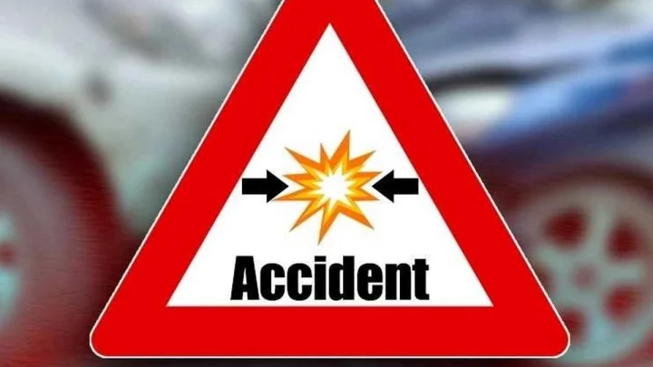 पुणे: ट्रकमधून बाहेर पडून स्टीलच्या सळ्या थेट स्कुल बसमध्ये शिरल्या; आठ विद्यार्थी  जखमी