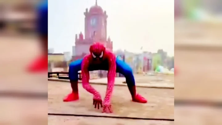 In Meerut a young man did a stunt by becoming Spiderman