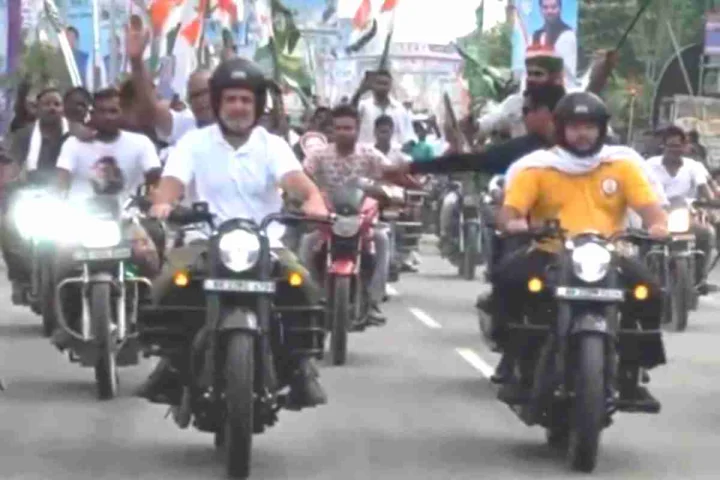 rahul tejashwi on bike in voter adhikar yatra