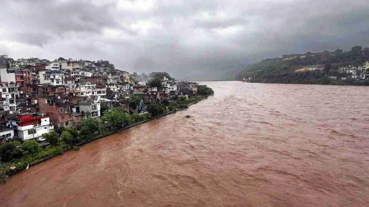 Jammu Kashmir Weather Update : अगले 2 दिन भारी, ट्रेनें 15 सितम्बर तक रद्द, वैष्णो देवी यात्रा 8 दिन से बंद
