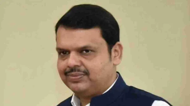 मुख्यमंत्री फडणवीस यांनी मुंबईत इलेक्ट्रिक ट्रक चालवला; व केली मोठी घोषणा