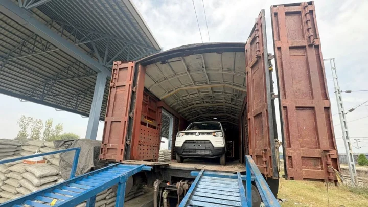 Kashmir में रेलवे ने रचा नया इतिहास, पहली आटो मालगाड़ी से 116 कारें पहुंचीं कश्मीर
