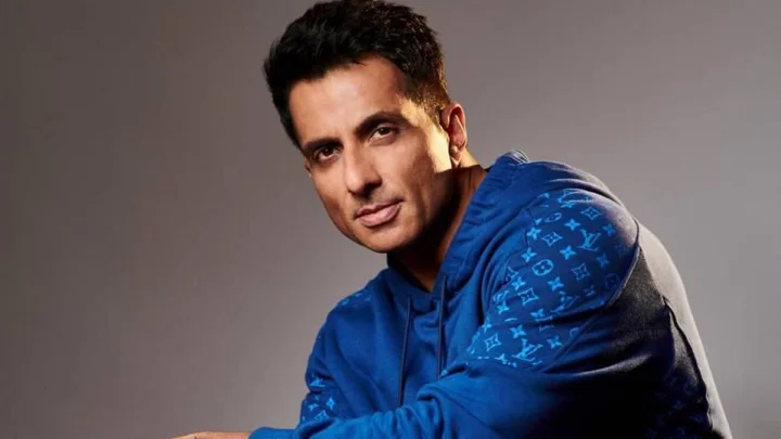 सोनू सूद पुन्हा एकदा तारणहार बनला; दुबईमध्ये अडकलेल्या प्रवाशांसाठी मोफत राहण्याची व्यवस्था