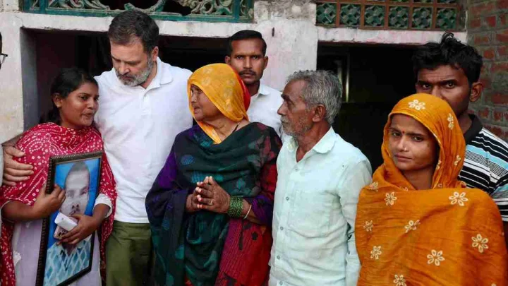 rahul gandhi with hariom valmiki family