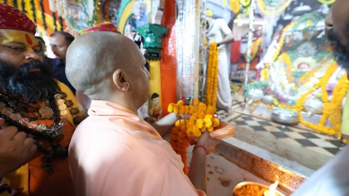 मुख्यमंत्री ने श्रीरामलला के दरबार में लगाई हाजिरी, आरती उतारकर की परिक्रमा