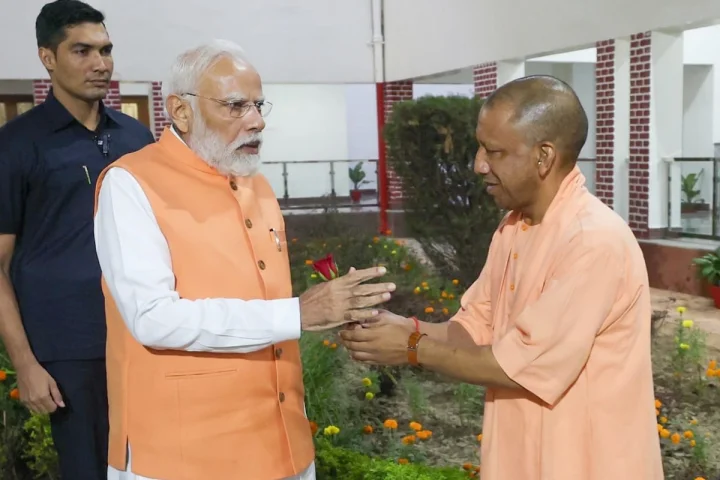 प्रधानमंत्री मोदी का काशी दौरा, काशीवासियों ने किया भव्य स्वागत, गूंजा 'हर हर महादेव' का नारा