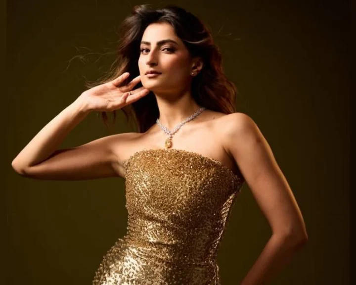 गोल्डन शिमरी गाउन में पलक तिवारी ने ढाया कहर, बोल्ड अदाओं से बढ़ाया तापमान