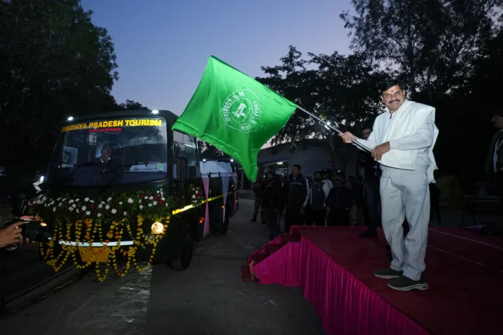 Chief Minister Dr. Mohan Yadav flagged off 10 new canter buses in Panna National Park