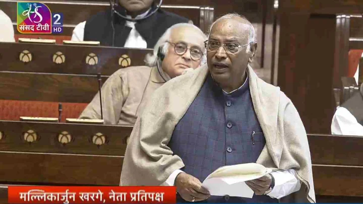 Vande Matram : खरगे बोले, जब जेल जा रहे थे कांग्रेस कार्यकर्ता तब आपके लोग अंग्रेजों की नौकरी कर रहे थे