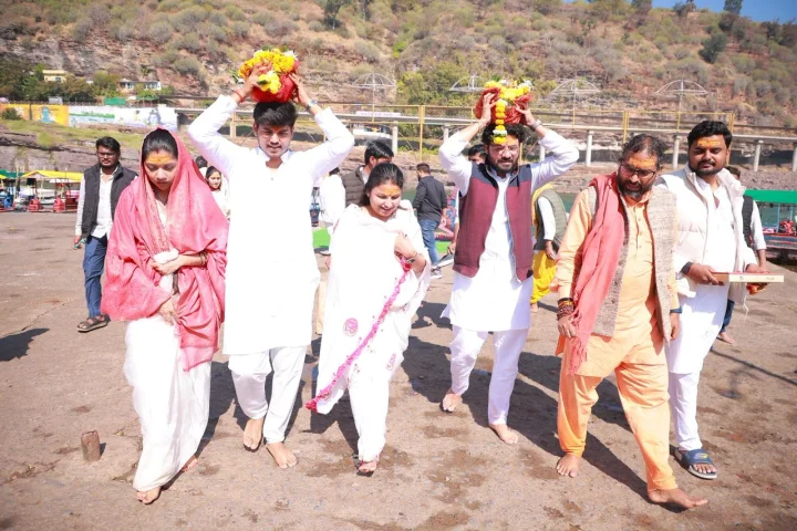 सिर पर कलश-श्रद्धा और भक्ति का भाव लिए मां नर्मदा की परिक्रमा पर निकले सीएम डॉ. मोहन यादव के बेटे अभिमन्यु